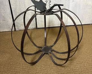 022 metalpumpkinshapeddecorwithleafacc