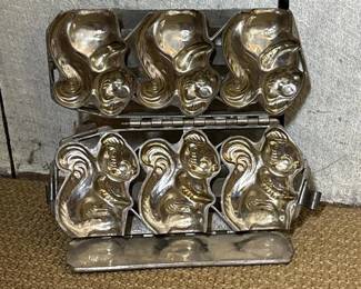 010 vintagehingedmetalsquirrelshapedcan