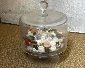 059 glasspedestaljarwithassortedbuttons