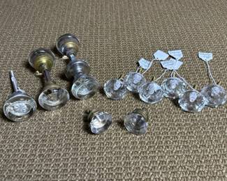 089 vintageglassdoorknobsandfacetedgla