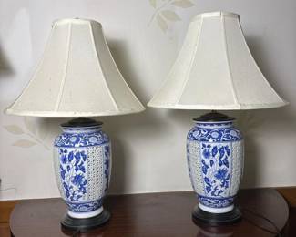 187 pairofblueandwhiteceramictablelam