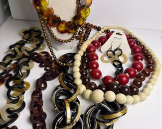 273 costumejewelrynecklacesandearringst