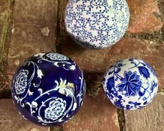 206 porcelaindecorativeballsinblueandw