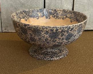 046 vintageblueandwhitefloralfootedcen
