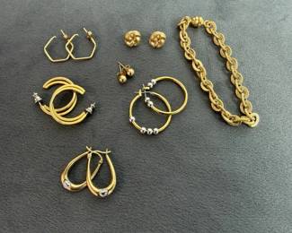 Mixed assortment of goldtone jewelry
