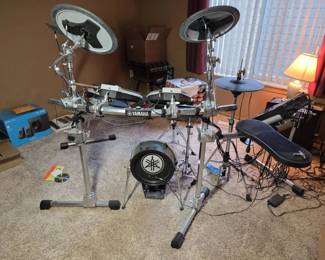 Yamaha DTXtreme II Electronic Drum Set with Simmons DA200S Amplifier