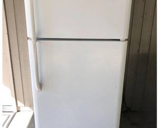 Frigidaire White Top-Freezer Refrigerator