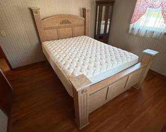 QUEEN BED