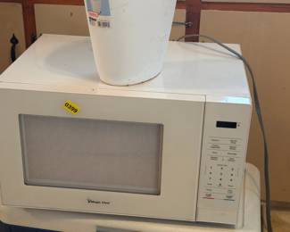 MAGIC CHEF MICROWAVE