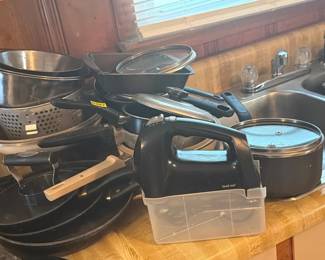 LOT OF COOKWARE