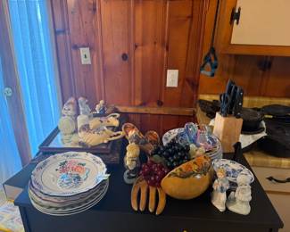 LOT OF FIGURES AND DECOR ITEMS