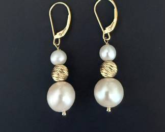 Gold and pearl earrings 