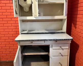 1930s Hoosier Cabinet with flour sifter and original fixtures. Gorgeous piece of furniture in great condition