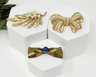 181 VintageGoldToneBroocheswithFauxPearlsCabochon