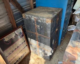 VINTAGE CHEST