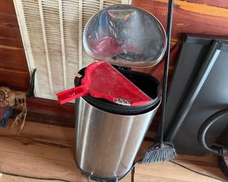 TRASH CAN