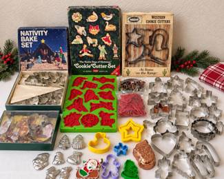 lk Large Assortment of Vintage Cookie Cutters and Nativity Bake Set