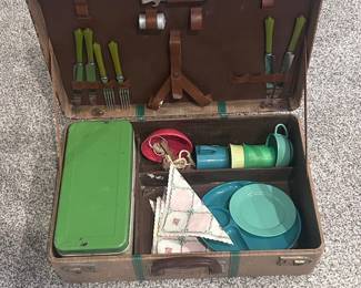 v Vintage Warren Picnic Set in Original Suitcase