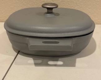 hk Pampered Chef Cast Iron Skillet with Lid in Gray