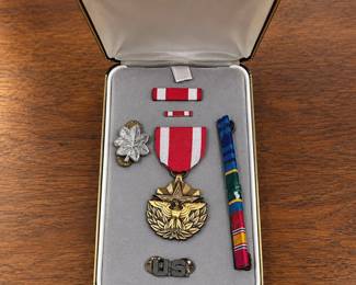 m U.S. Air Force Meritorious Service Medal Set with Presentation Case, Ribbon Bars Insignia
