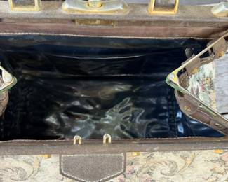INSIDE OF TRAIN CASE - PLASTIC