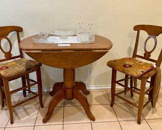 International Concepts wood drop leaf pedestal with matching chairs