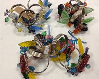 13 TWO'S COMPANY NAPKIN RINGS WITH ART GLASS FLOWERS