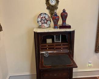 Imari, Bronze. Cartel Clock, 18th C . Secrétaire à Abattant