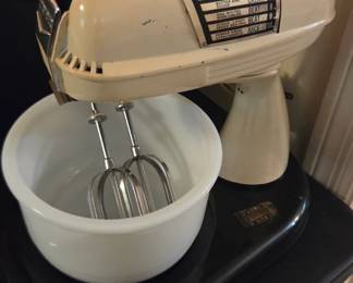 #24 Vintage Dormeyer Standing Mixer Mixwell with beaters $25.00