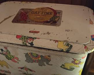 #80 Pearl Wick kids toy chest vinyl 25x15x16 (as-is hinges and finish) $40.00