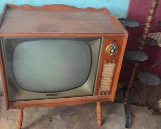 #125 Vintage RCA Victor console television in wood cabinet and wood legs (not powering) $45.00