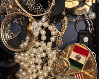 Jewelry and Collectible Accessory Lot fifth image
