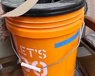 Home Depot Gallon Bucket with Gamma Seal Lid and Hydroponic or Aquaponic Setup Component