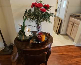 Traditional Round Pedestal Accent Table