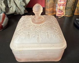 Tiara Exclusives / Indiana Glass Pink Satin Honey Bee Box