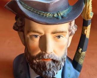 Layton China hand-painted ceramic character jug depicting Robert E. Lee with his name inscribed on the reverse. The handle is shaped as a sword. Base is marked Layton China and KW1111. Fine collectible item.