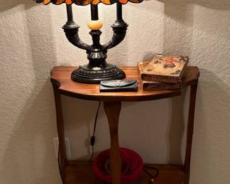 Traditional Tiffany-Style Stained-Glass Table Lamp