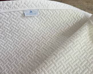 Matouk basket weave full/ Queen quilt $200