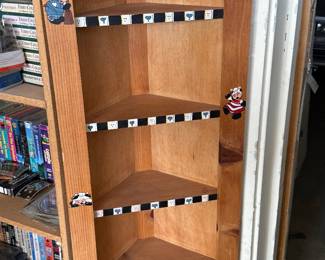 Cow corner shelf
