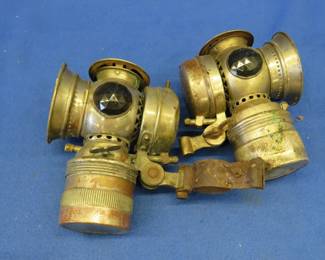 Lot 366. Two vintage carbide Solar lamps made by The Badger Brass MFG Co. in Kenosha, Wisconsin. The glass appears to be intact with one having a red lens and one a green lens.