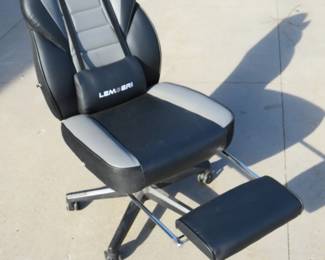 Lot 331. Lemberi gaming chair with leg rest
