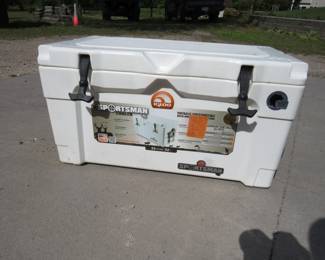 Lot 402. 55-quart Igloo cooler