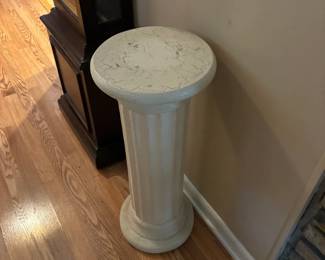 pedestal stand