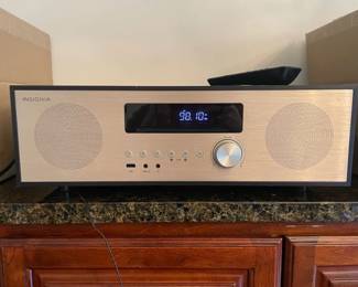 Insignia FMAM Radio, CD Player, AUX Speaker w Remote