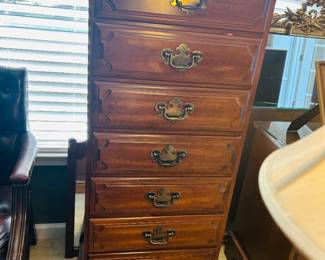 Lingerie cabinet
