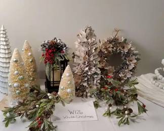White  Gold Christmas Table Dcor with Linens
