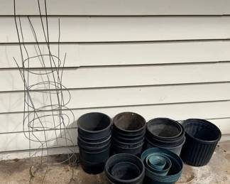 FTH393 - Great Small Pot Mystery Lot + Vine growing cages ( Pots / Garden )
