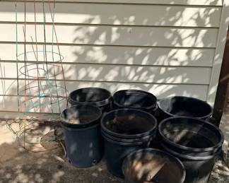 FTH394 - Medium Sized pots and a 2 Growing Trellis - Mystery Lot ( Pots / Garden )