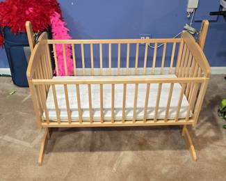 Amish-Style Wooden Baby Cradle/Bassinet