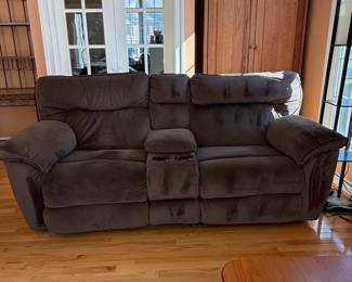 Dual-Reclining Loveseat with Center Console and Cup Holders